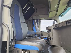 Wnętrze kabiny — Volvo FH 500 globetrotter XL z 2023 roku
