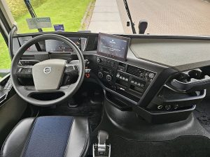 Deska rozdzielcza i stanowisko kierowcy — Volvo FH 500 globetrotter XL z 2023 roku
