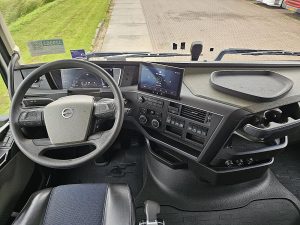 Deska rozdzielcza i stanowisko kierowcy — Volvo FH 500 globetrotter XL z 2023 roku