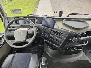 Deska rozdzielcza i stanowisko kierowcy — Volvo FH 500 globetrotter XL z 2023 roku