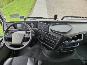Deska rozdzielcza i stanowisko kierowcy — Volvo FH 500 globetrotter XL z 2023 roku