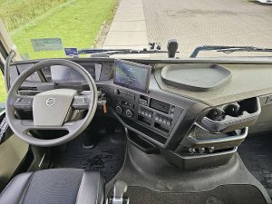 Deska rozdzielcza i stanowisko kierowcy — Volvo FH 500 globetrotter XL z 2023 roku