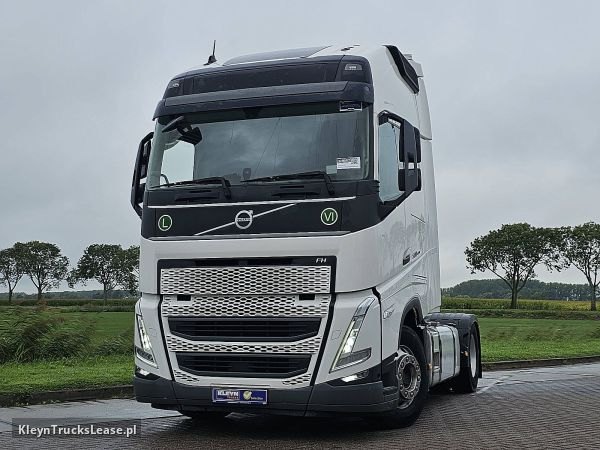 Volvo FH 500 globetrotter XL z 2023 roku, ciągnik siodłowy z zagranicy — przód pojazdu