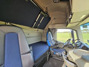 Fotele i leżanka w kabinie — Volvo FH 500 XL z 2022 roku