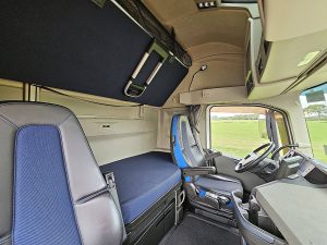 Fotele i leżanka w kabinie — Volvo FH 500 XL z 2022 roku