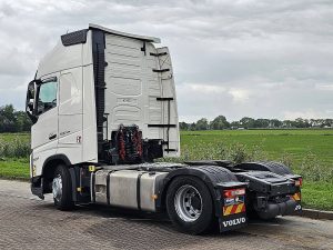 Strona kierowcy z tyłu — Volvo FH 500 XL z 2022 roku