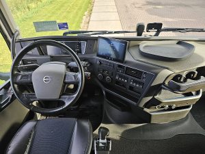 Deska rozdzielcza i stanowisko kierowcy — Volvo FH 500 XL z 2022 roku