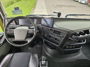 Deska rozdzielcza i stanowisko kierowcy — Volvo FH 500 XL z 2022 roku