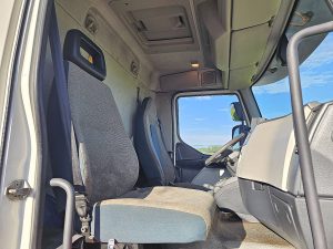 Wnętrze kabiny — Volvo FL 250.12 z 2017 roku