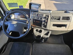 Deska rozdzielcza i stanowisko kierowcy — Volvo FL 250.12 z 2017 roku