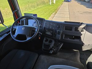 Deska rozdzielcza i stanowisko kierowcy — Volvo FL 250.16 z 2020 roku