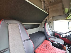 Fotele i leżanka w kabinie — Volvo FM 410 z 2015 roku