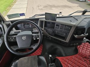 Deska rozdzielcza i stanowisko kierowcy — Volvo FM 410 z 2015 roku