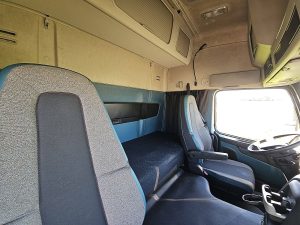 Fotele i leżanka w kabinie — Volvo FM 450 450 Skirts Airco z 2019 roku