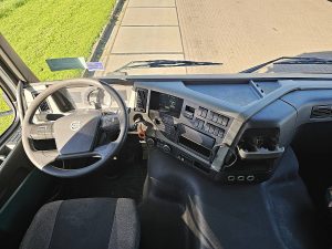 Deska rozdzielcza i stanowisko kierowcy — Volvo FM 450 450 Skirts Airco z 2019 roku