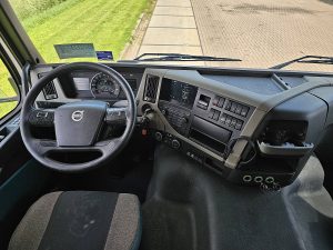 Deska rozdzielcza i stanowisko kierowcy — Volvo FM 450 450 Skirts Airco z 2019 roku