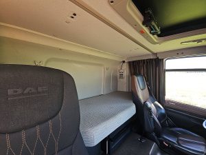 Fotele i leżanka w kabinie — DAF CF 450 428tkm z 2021 roku