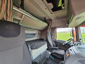 Fotele i leżanka w kabinie — DAF XF 460 SPACECAB ALCOA'S z 2016 roku