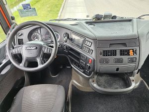 Deska rozdzielcza i stanowisko kierowcy — DAF XF 460 SPACECAB ALCOA'S z 2016 roku