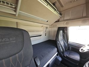 Fotele i leżanka w kabinie — DAF XF 480 z 2018 roku