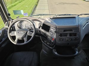 Deska rozdzielcza i stanowisko kierowcy — DAF XF 480 z 2018 roku