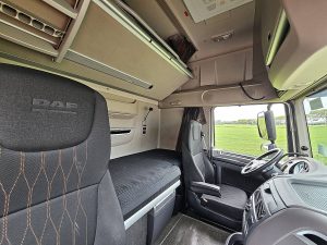 Fotele i leżanka w kabinie — DAF XF 480 z 2021 roku