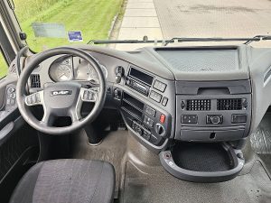 Deska rozdzielcza i stanowisko kierowcy — DAF XF 480 z 2021 roku