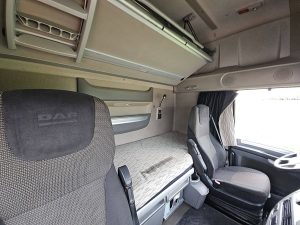 Fotele i leżanka w kabinie — DAF XF 510 SSC 6x2 z 2016 roku