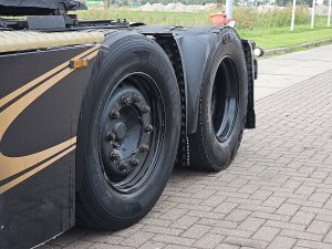 Opony z dobrym bieżnikiem — DAF XF 510 SSC 6x2 z 2016 roku