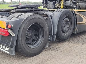 Opony z dobrym bieżnikiem, ujęcie 2 — DAF XF 510 SSC 6x2 z 2016 roku