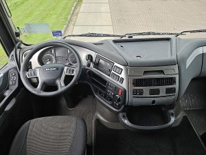 Deska rozdzielcza i stanowisko kierowcy — DAF XF 510 SSC 6x2 z 2016 roku