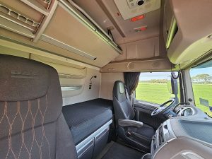 Fotele i leżanka w kabinie — DAF XF 530 z 2019 roku