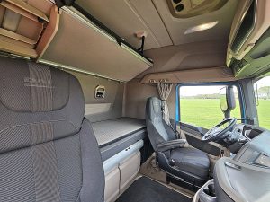 Fotele i leżanka w kabinie — DAF XG 480 323tkm z 2023 roku