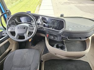 Deska rozdzielcza i stanowisko kierowcy — DAF XG 480 323tkm z 2023 roku