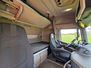 Fotele i leżanka w kabinie — DAF XG 480 ZF-intarder z 2022 roku