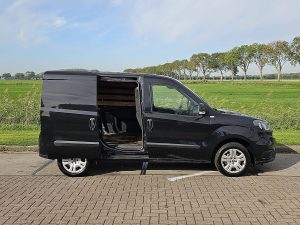 Drzwi boczne przestrzeni ładunkowej — Fiat DOBLO 1.3 ac EURO6 z 2020 roku