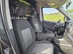 Wnętrze kabiny — Fiat DOBLO 1.3 ac EURO6 z 2020 roku