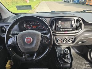 Deska rozdzielcza i stanowisko kierowcy — Fiat DOBLO 1.3 ac EURO6 z 2020 roku