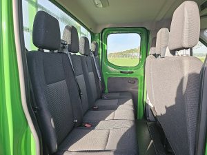 Rzędy siedzeń i ścianka działowa — Ford TRANSIT 2.0 TDCI 130 DC L4 AMB. z 2018 roku