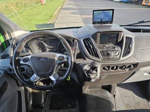 Deska rozdzielcza i stanowisko kierowcy — Ford TRANSIT 2.0 TDCI 130 DC L4 AMB. z 2018 roku