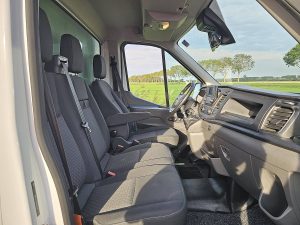 Wnętrze kabiny — Ford TRANSIT 2.0 TDCI EBLUE 170 L3 z 2023 roku