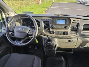 Deska rozdzielcza i stanowisko kierowcy — Ford TRANSIT 2.0 TDCI EBLUE 170 L3 z 2023 roku