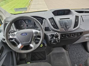 Deska rozdzielcza i stanowisko kierowcy — Ford TRANSIT z 2015 roku