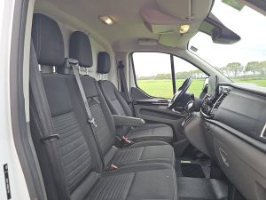 Wnętrze kabiny — Ford TRANSIT CUSTOM 2.0 z 2020 roku