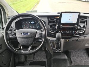 Deska rozdzielcza i stanowisko kierowcy — Ford TRANSIT CUSTOM 2.0 z 2020 roku