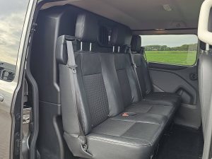 Rzędy siedzeń i ścianka działowa — Ford TRANSIT CUSTOM 2.0 L1H1 SPORT Dub.CAb! z 2021 roku