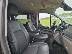 Wnętrze kabiny — Ford TRANSIT CUSTOM 2.0 L1H1 SPORT Dub.CAb! z 2021 roku