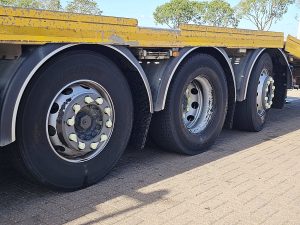 Opony z dobrym bieżnikiem — Iveco AD260S42 z 2019 roku