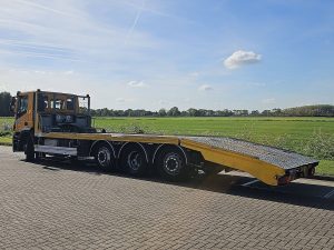 Strona kierowcy z tyłu — Iveco AD260S42 z 2019 roku