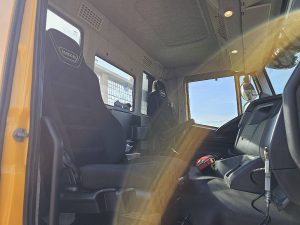 Wnętrze kabiny — Iveco AD260S42 z 2019 roku